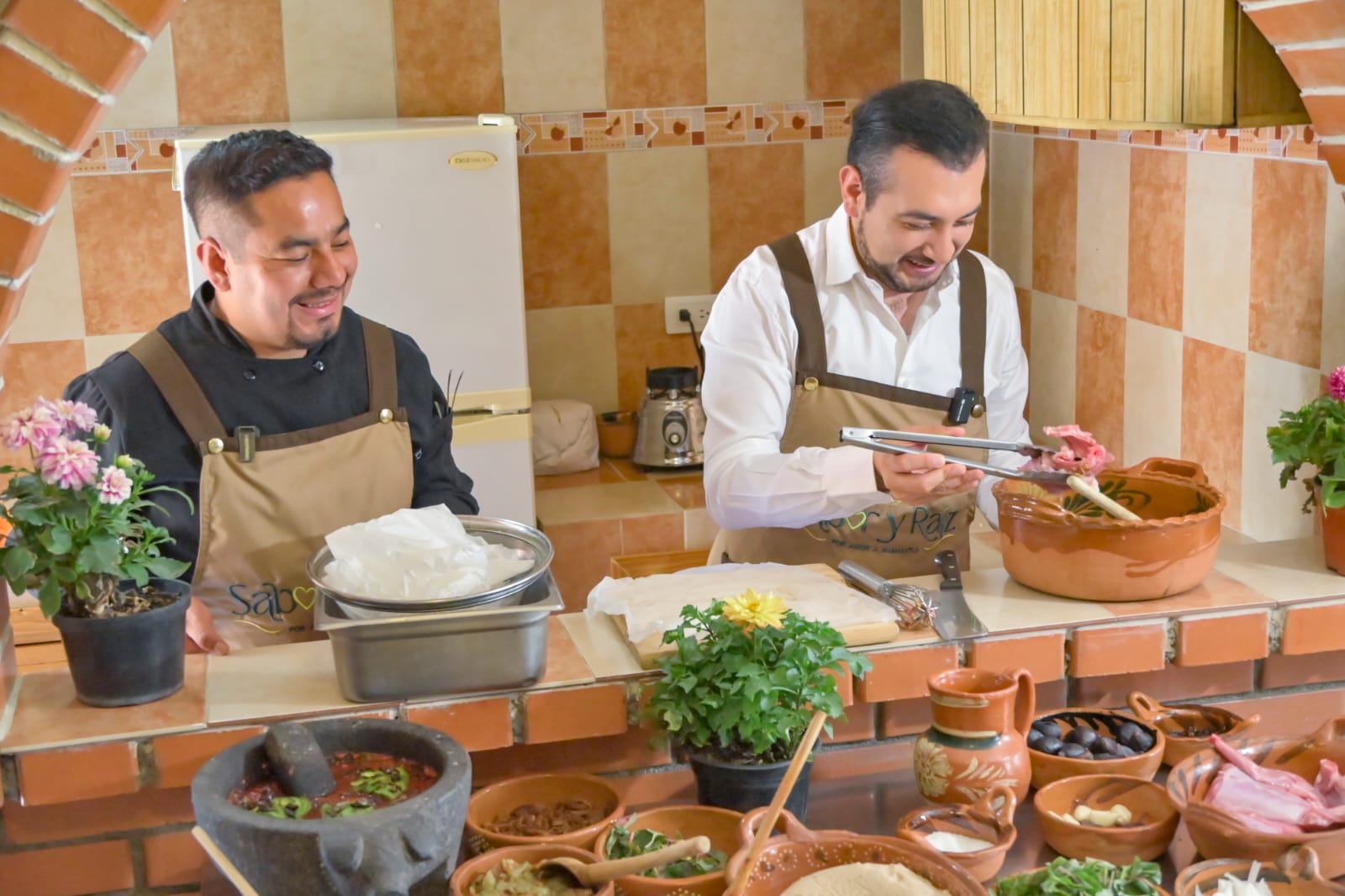 Con conejo, pulque, dalia y quintoniles, la serie sabor y raíz da un viaje al corazón gastronómico de Huamantla